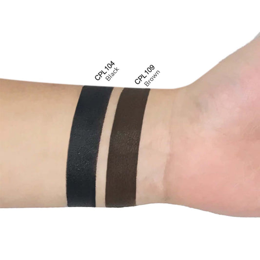 Close-up of gel eyeliner tip for sharp, defined lines